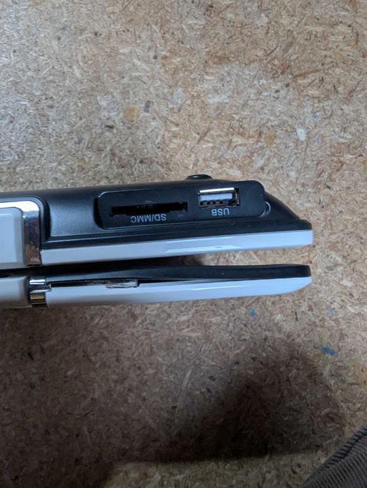 Odtwarzacz płyt DVD przenośny.