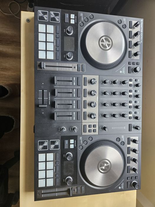 Mesa de mistura  dj traktor s4 mk3