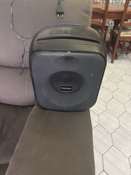 Vendo coluna de som que só trabalha se colocar na energia