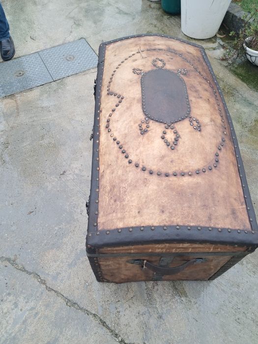 Arca antiga forrada a pele  medidas altura 0.60 comprimento  1m l