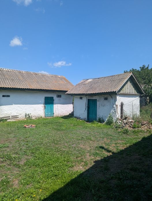 Продається хороший житловий будинок з господарськими спорудами