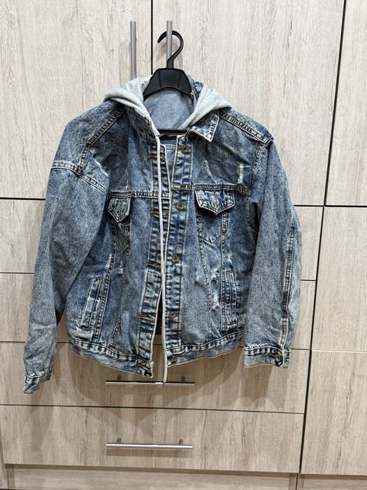 Джинсова куртка з капюшоном (розмір L)