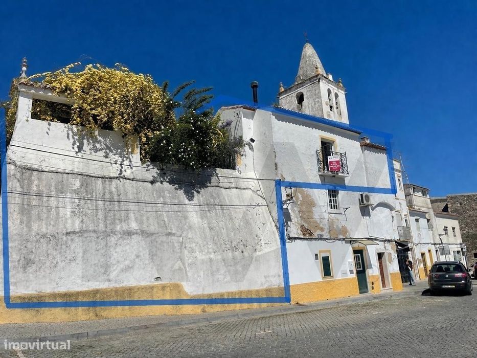 Moradia Exclusiva no Coração de Elvas: Tradição e Elegância com Vista