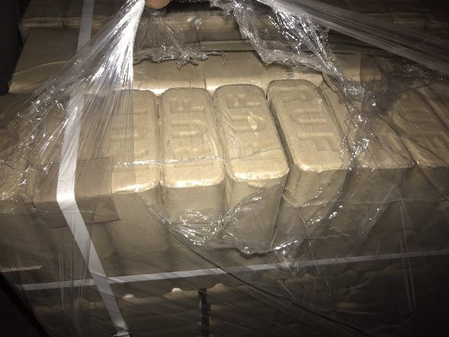 Топливные брикеты ruf береза опилки. Брикеты ruf 1 поддон. Топливные брикеты ruf поддон. Продается брикет. Уголь в брикетах.