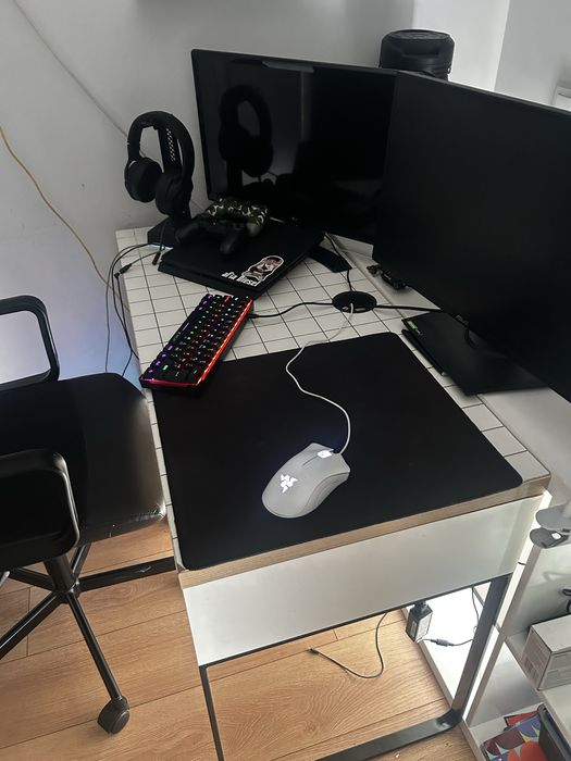 Vendo PC GAMING COMPLETO COM SECRETARIA MONITOR PERIFERICOS PS4 e televisao  e retiro os adesivos se necessario a com mais um rato e eum teclado