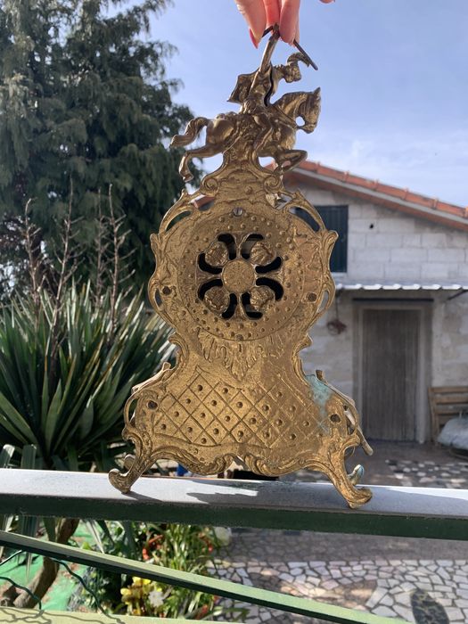 Relogio dourado para decoração