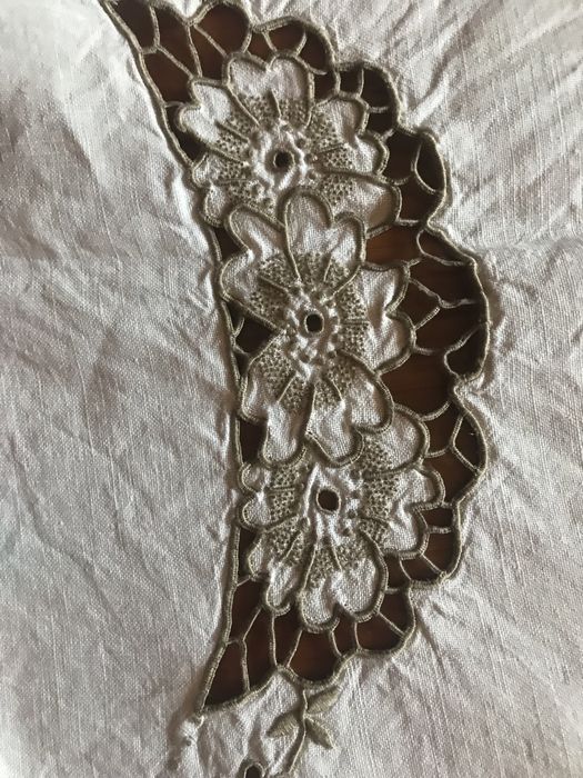 Linda toalha de mesa em linho com bordado da madeira