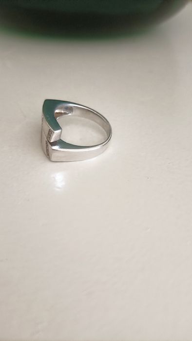 Anel de prata com contraste e zirconias.