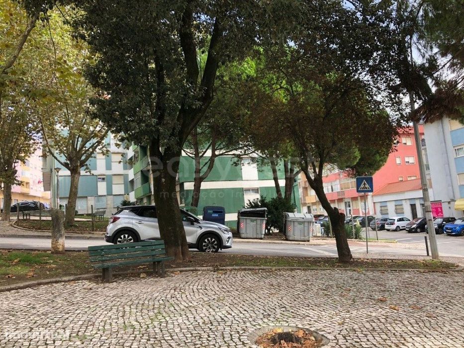 Loja com 210m² em cave com acesso direto à rua