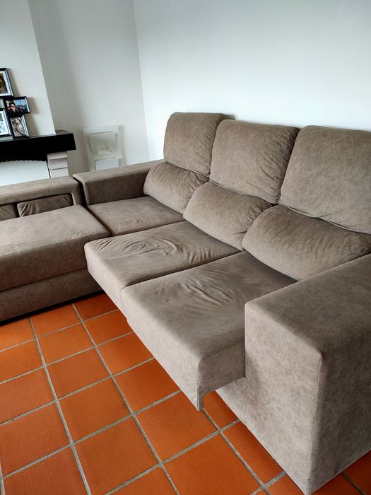 Sofá com chaise e banquetas