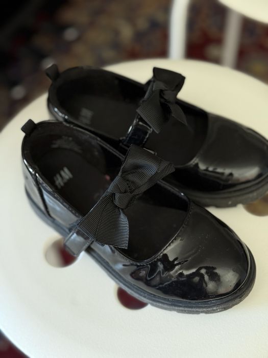 Sapatos com laço tamanho 28