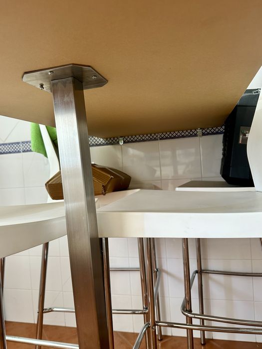 Conjunto mesa e 4 cadeiras altas IKEA