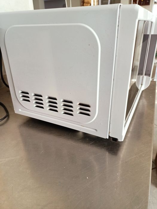 Micro-ondas 20L  em bom estado de conservação