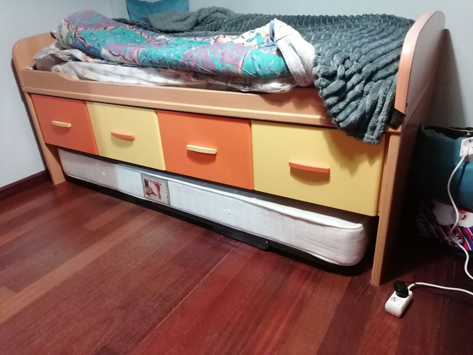 Cama dupla de solteiro com gavetas de arrumação