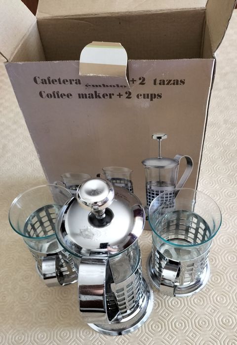 Cafeteira com embolo e 2 chavenas