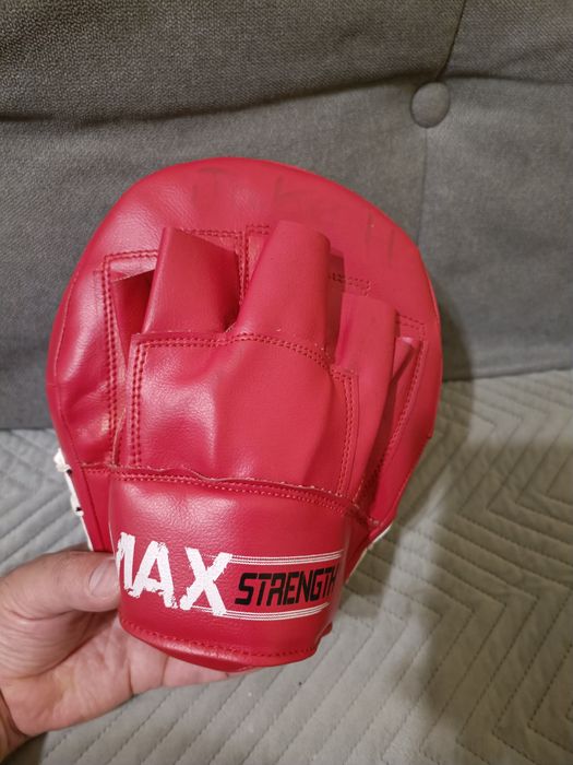 Боксёрская лапа MAX STRENGTH