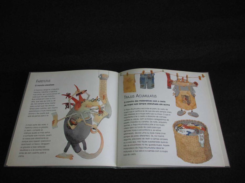 Livros Guia Familiar para os Monstros lá de Casa Marijanovic 2 volumes