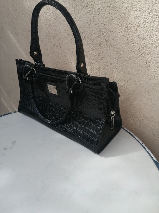 Czarna blyszczaca torebka do reki