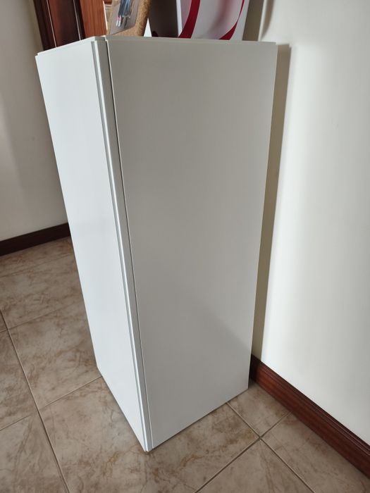 2 colunas lacadas a branco com prateleiras de vidro