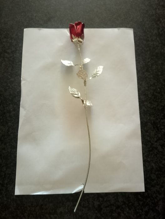 Rosa em metal prateada