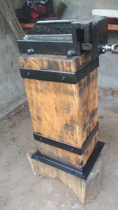 Тиски ,лещата металеві з дубовою тумбою