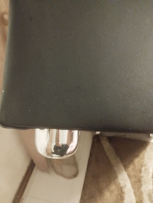 Puff em preto de pele sintética