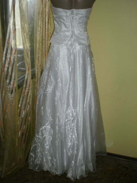 Шикарне весільне білосніжне плаття