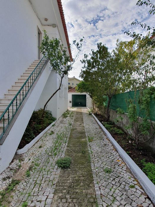Andar de Moradia com garagem e quintal