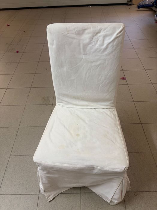 Cadeira com capa amovível em branco.