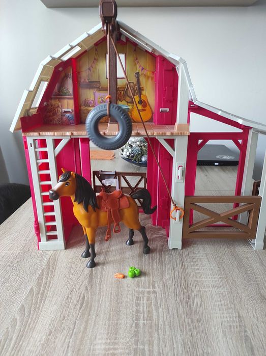 Stajnia Mustang + konik z lalką