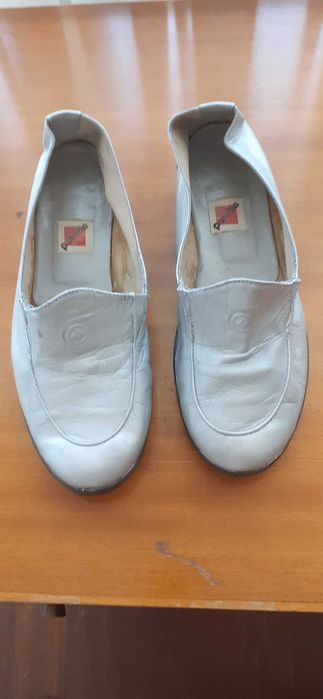 Sapato cinza confortável.