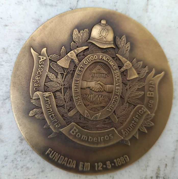 Medalhas alusivas a Associações de Bombeiros.
