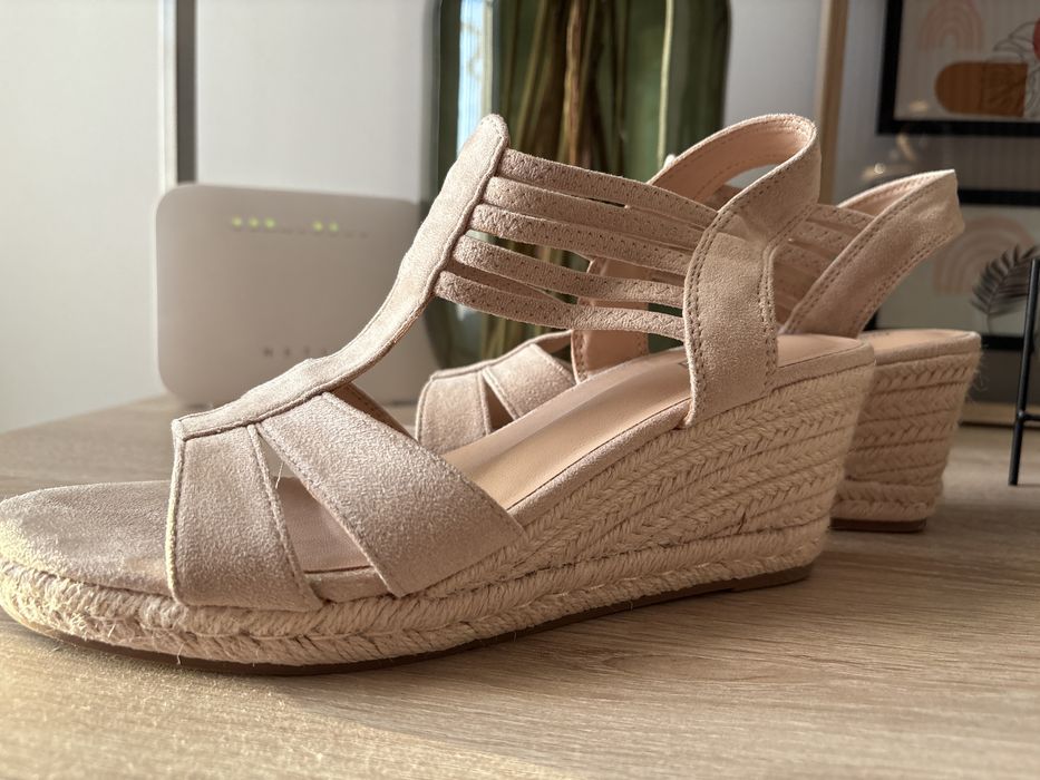 Nowe beżowe sandały na koturnie
