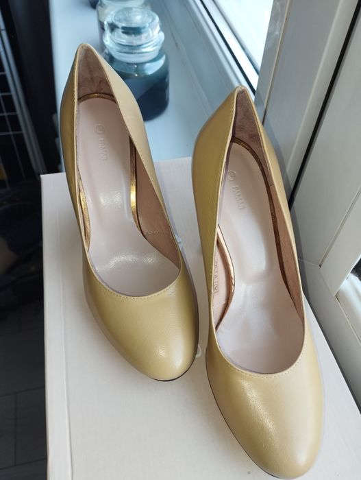 Czółenka skórzane