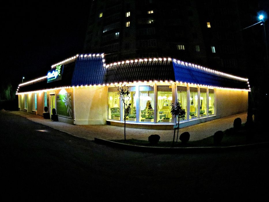 Продаж об'єкта з двох приміщень з діючим кафе в районі автосалонів