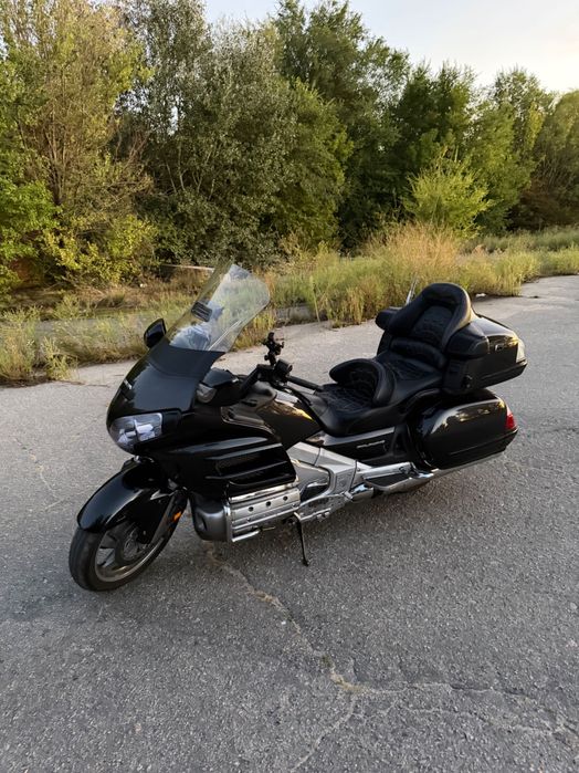 : Honda GL1800 Gold Wing (2010).