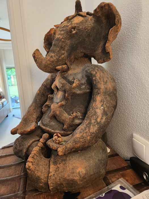 ESTATUA de Ganesh de terracotta, antiga de Índia
