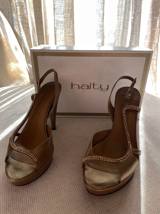 Sandália em pele dourada tam 40 Haity