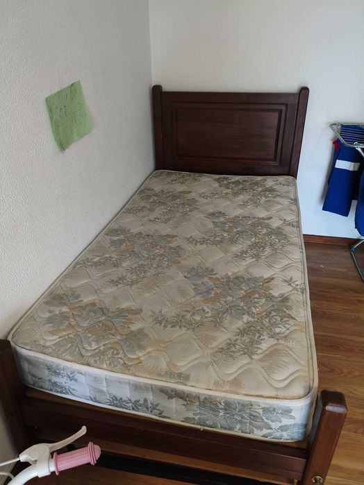 Cama solteiro, incluso o colchão.