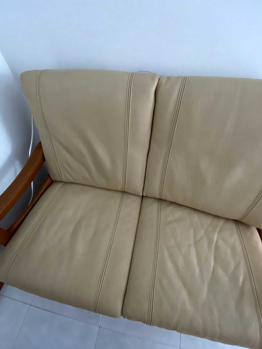 2 sofás em pele beje e madeira