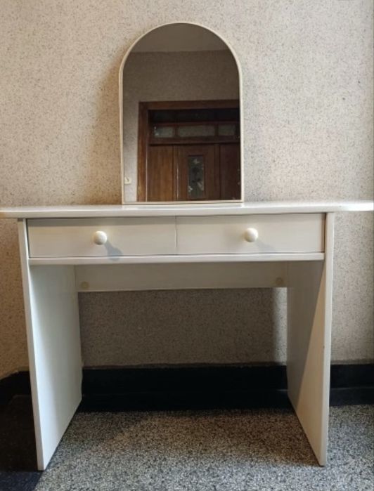 Toaletka kremowa drewniana rustyklana retro z lustrem