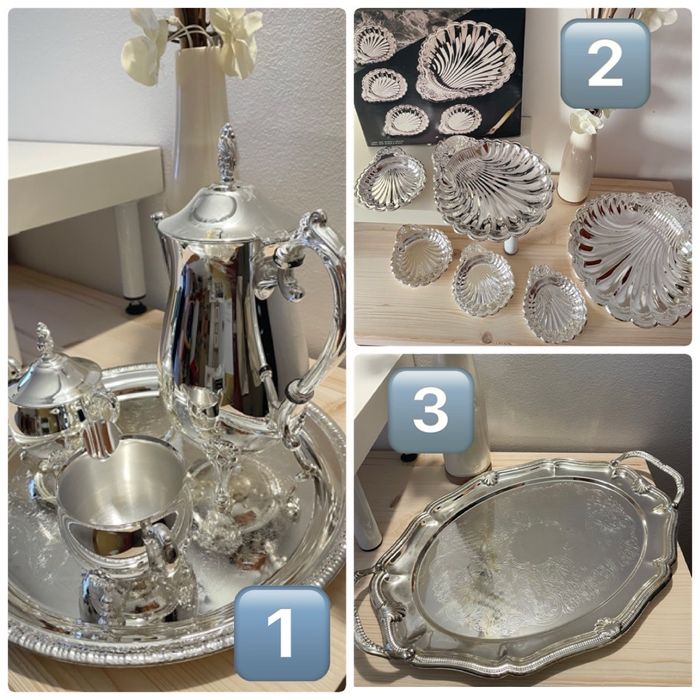 Peças prateadas, tabuleiros, bule…