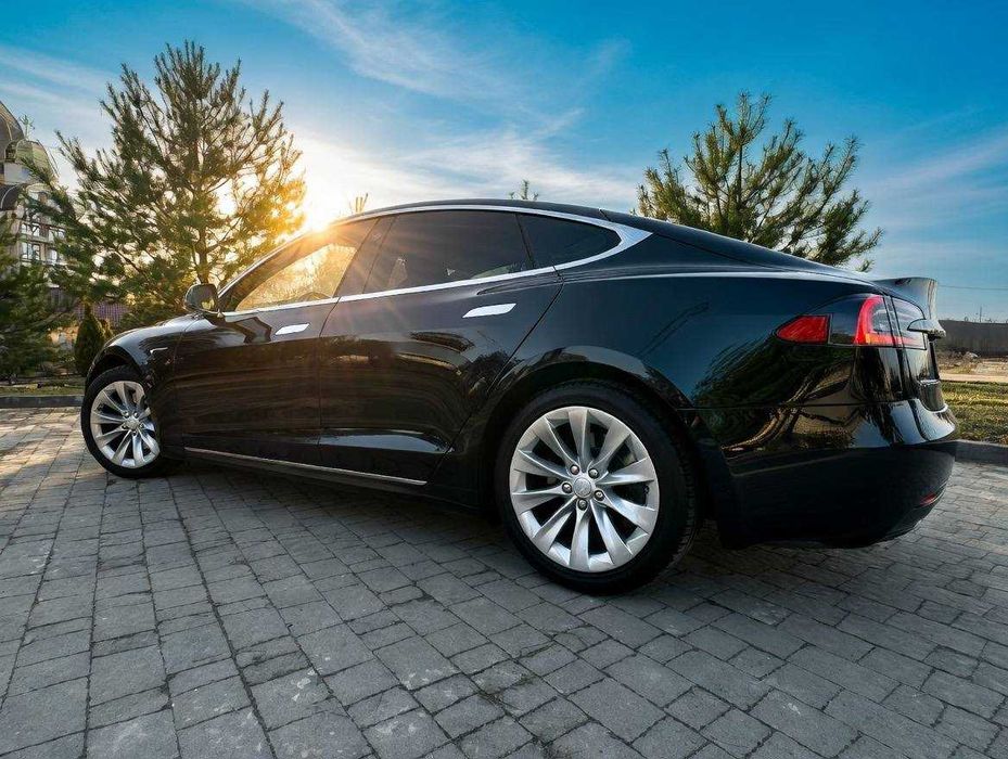 Тесла модель С 2018р повнопривідна.