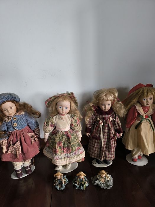 Bonecas antigas com 40 cm, com cara e mãos de porcelana, com suporte