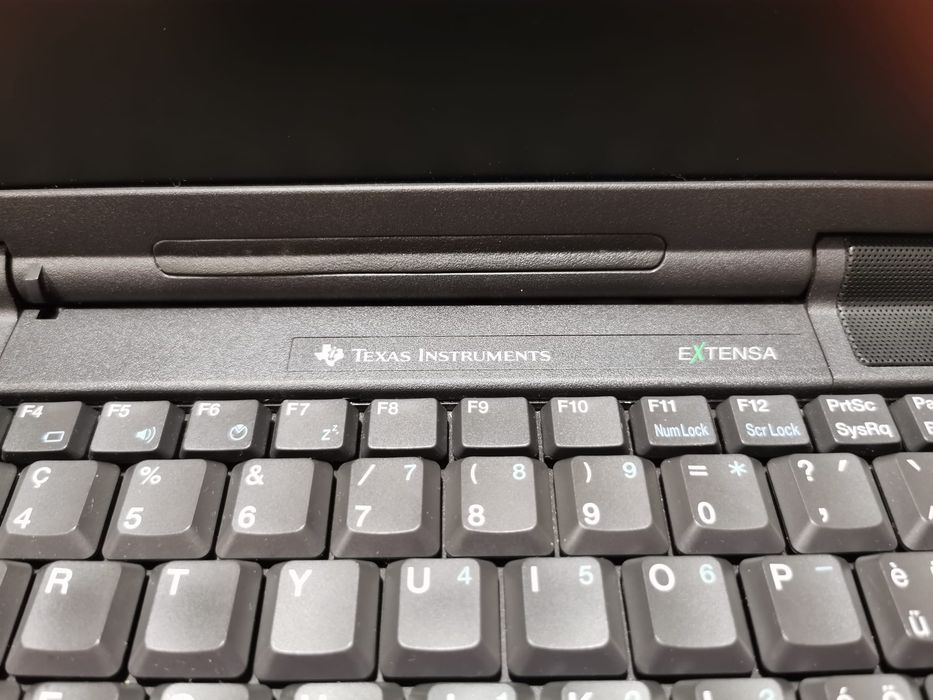 Stary działający laptop Texas Instruments Extensa 610CDT z lat 90