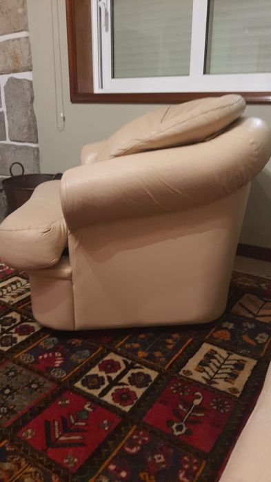 Sofá poltrona em pele beje  1 lugar