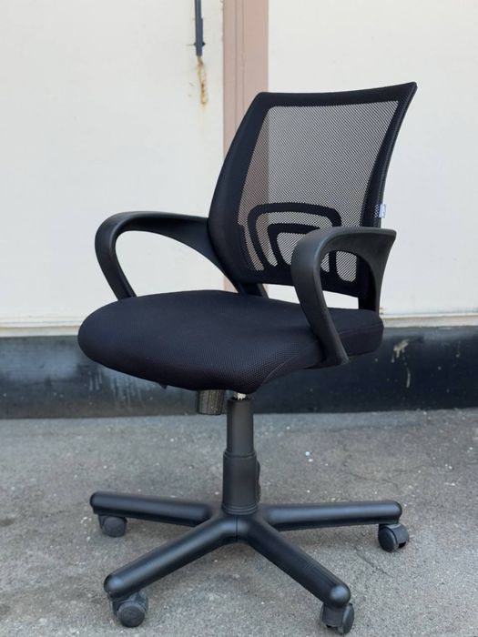 Офісні крісла сітка, шкіра, тканина б/у (стілець, стіл, тумба)