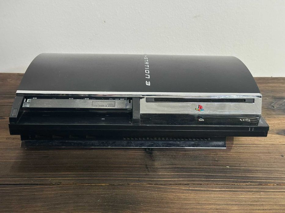 Playstation 3 Fat - model CECHC04 -> możliwość odtwarzania gier z PS1, PS2, PS3.