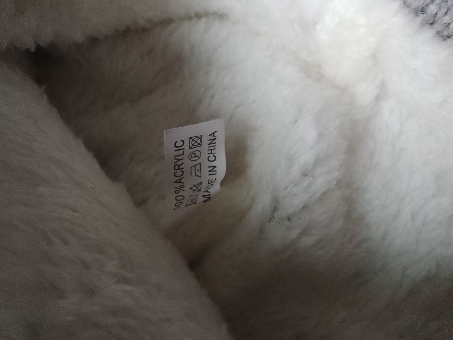 Czapka damska z pomponem