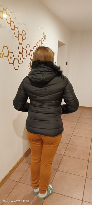Nowa kurtka S z kapturem